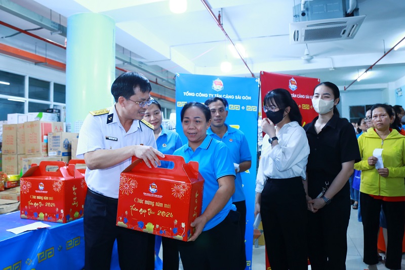 Ấm áp Tết sớm của công nhân và người nghèo