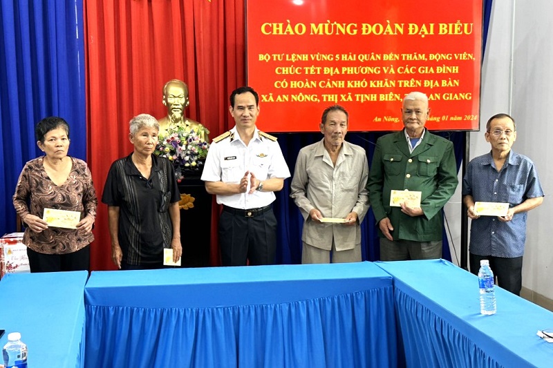 Xuân Biên phòng ấm lòng dân bản