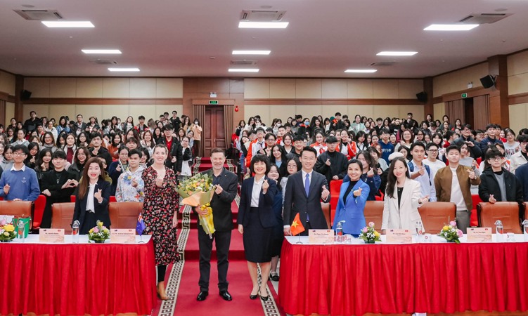 Đại sứ Australia tại Việt Nam thăm và giao lưu cùng sinh viên Trường Đại học Ngoại thương