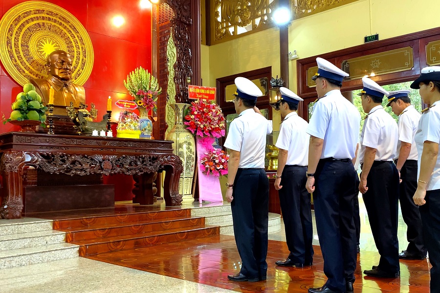 Dâng hương tưởng niệm Chủ tịch Tôn Đức Thắng