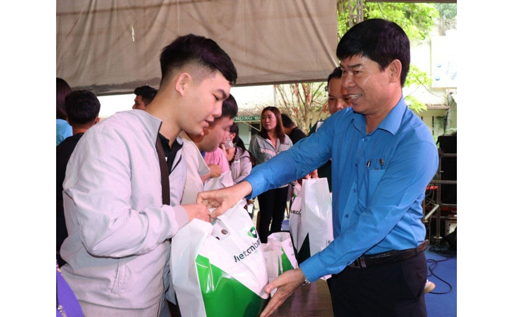“Ngày hội công nhân - Phiên chợ nghĩa tình” chăm lo Tết cho 10 000 đoàn viên công đoàn, người lao động khó khăn