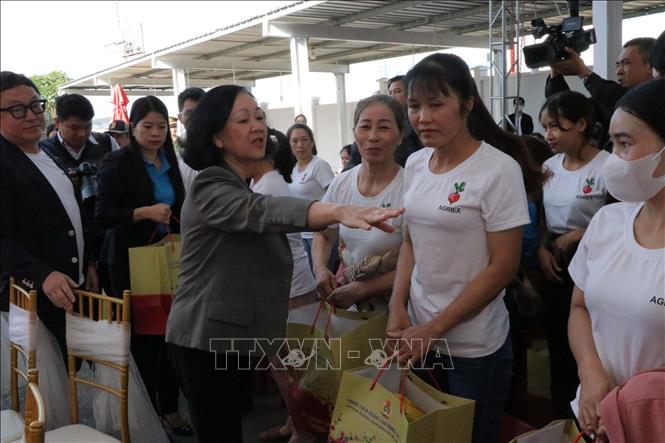 Thường trực Ban Bí thư tặng quà Tết cho công nhân Khu công nghiệp Phú Hội