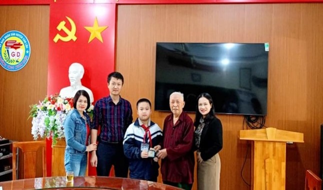 Tuyên dương học sinh trả lại số tiền hơn 11 triệu đồng cho người đánh rơi