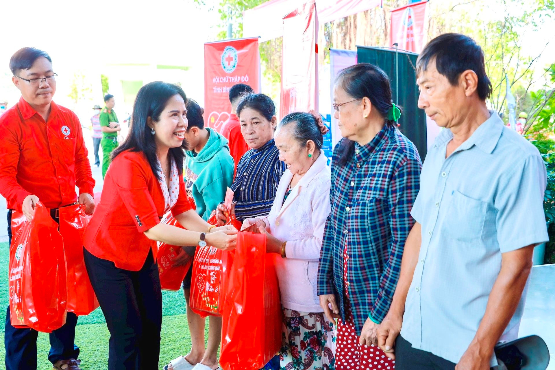Các địa phương chăm lo Tết cho người nghèo