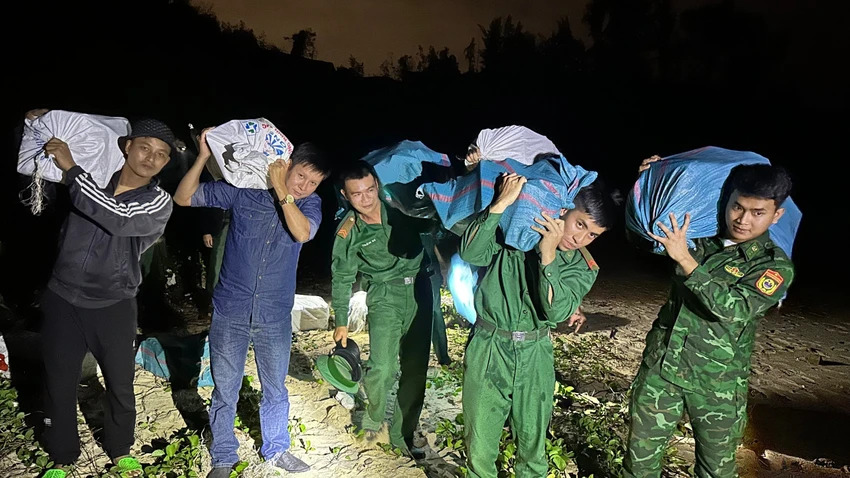 Quảng Ngãi Phát hiện gần 300kg nghi ma túy trôi dạt vào bờ biển