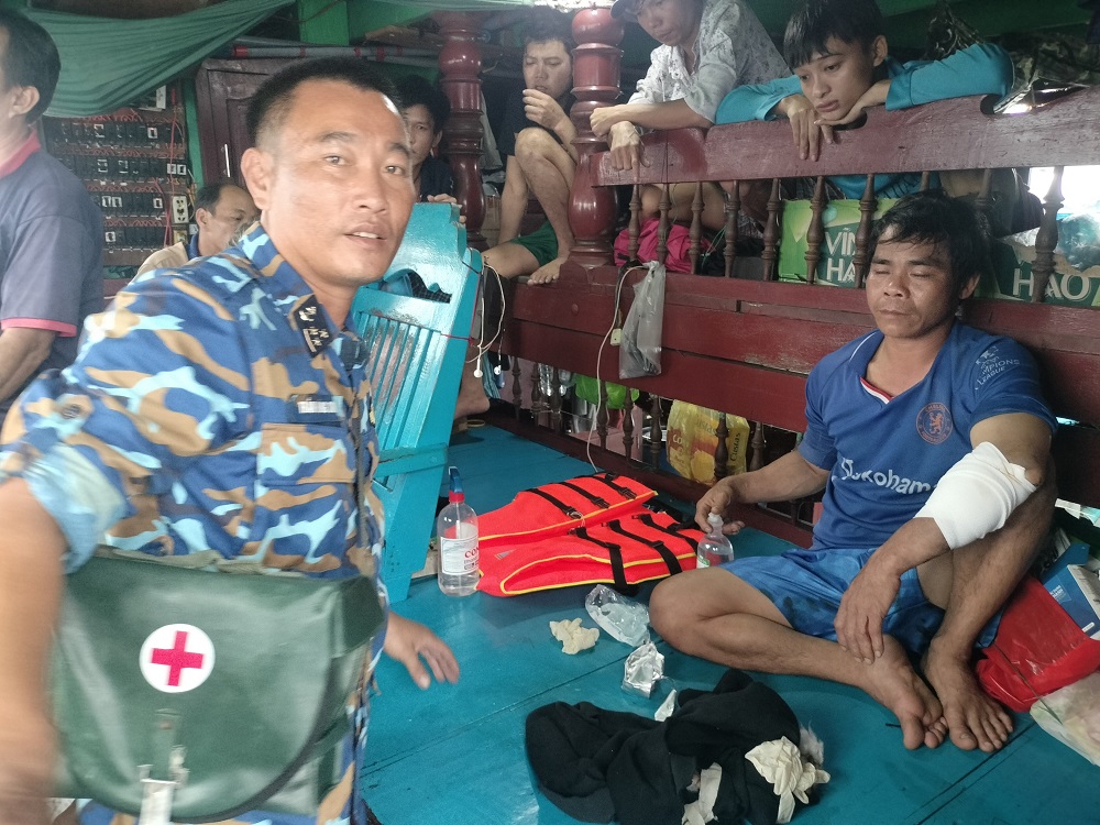 Quân y Nhà giàn DK1 21 kịp thời cấp cứu ngư dân bị tai nạn