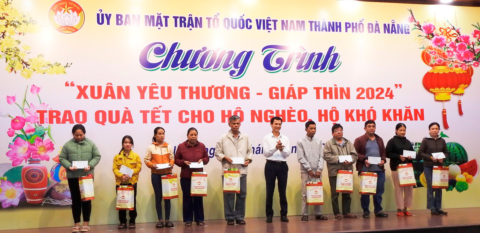 Đà Nẵng trao hơn 18 800 phần quà Tết cho hộ nghèo