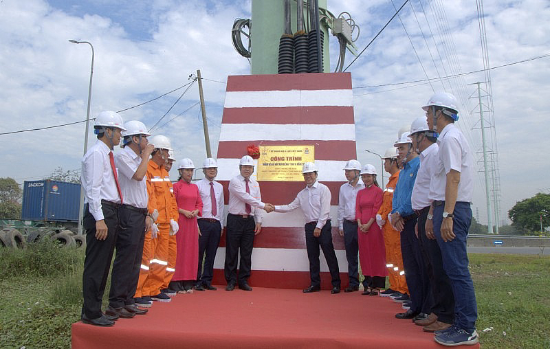 EVNHCMC gắn biển công trình chào mừng kỷ niệm 94 năm ngày thành lập Đảng Cộng sản Việt Nam