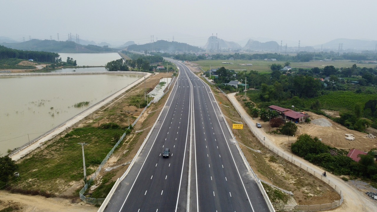 Hoàn thiện cao tốc theo quy mô phân kỳ