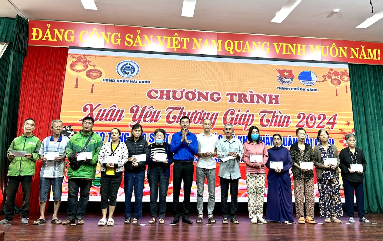 Đà Nẵng trao 100 suất quà cho hộ khó khăn