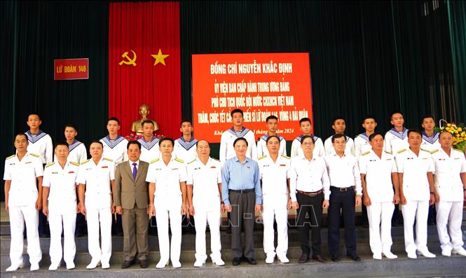 Phó Chủ tịch Quốc hội Nguyễn Khắc Định thăm, chúc Tết cán bộ, chiến sĩ Lữ đoàn 146