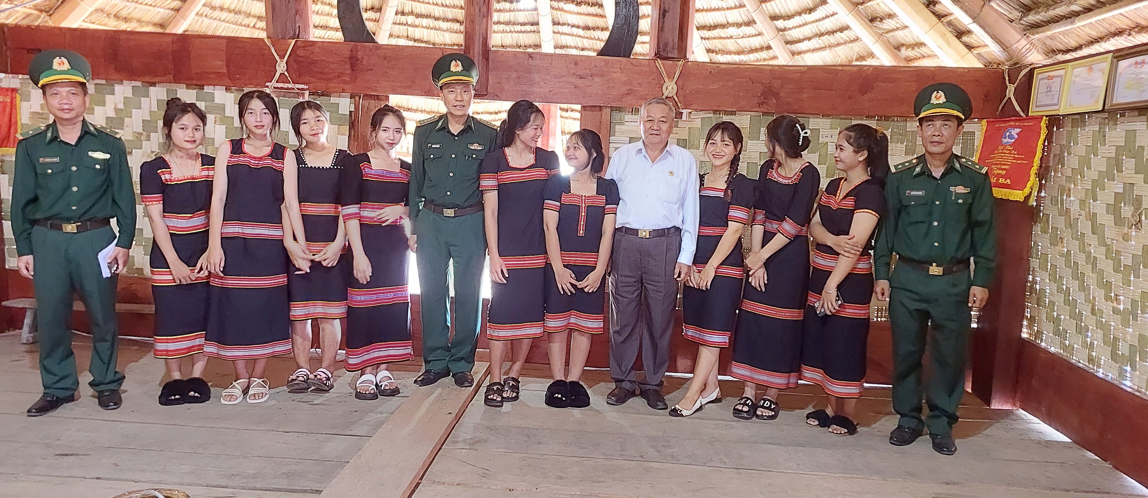 Dưới mái nhà Rông là lòng Dân vui cùng ý Đảng