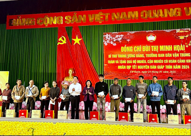 Trưởng ban Dân vận Trung ương thăm và tặng quà Tết tại huyện Cư Kuin