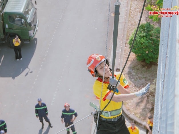 Sinh viên Học viện cán bộ TP HCM trải nghiệm “Một ngày làm lính cứu hỏa”