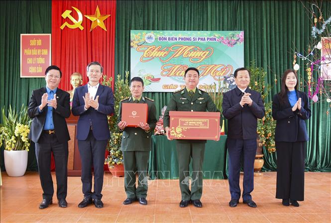 Phó Thủ tướng Lê Minh Khái thăm, tặng quà Tết tại Điện Biên