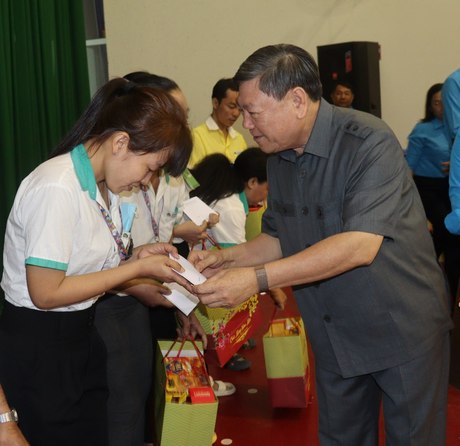 Trao quà Tết cho công nhân, người lao động khó khăn tại Vĩnh Long