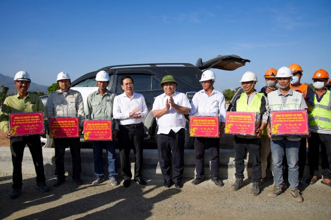 Thăm, tặng quà Tết cho gia đình chính sách, lao động khó khăn tại Ninh Thuận