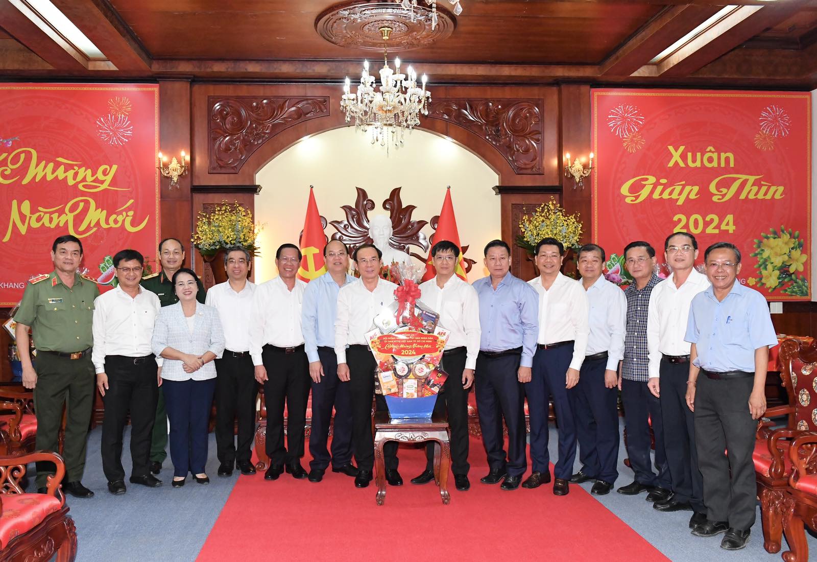 Lãnh đạo TP Hồ Chí Minh chúc Tết và tặng quà bà con tỉnh Tây Ninh