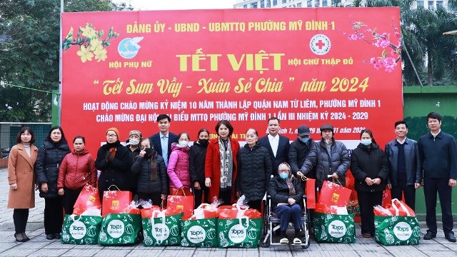 “Tết sum vầy – Xuân sẻ chia” 2024 Tặng 200 suất quà cho gia đình có hoàn cảnh khó khăn