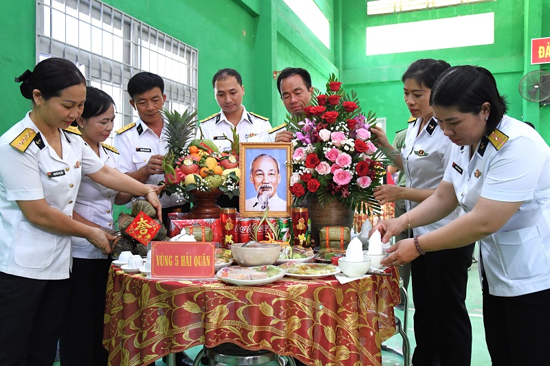 Sôi nổi Hội thi gói bánh tét, trang trí mâm ngũ quả “Tết quân - dân”