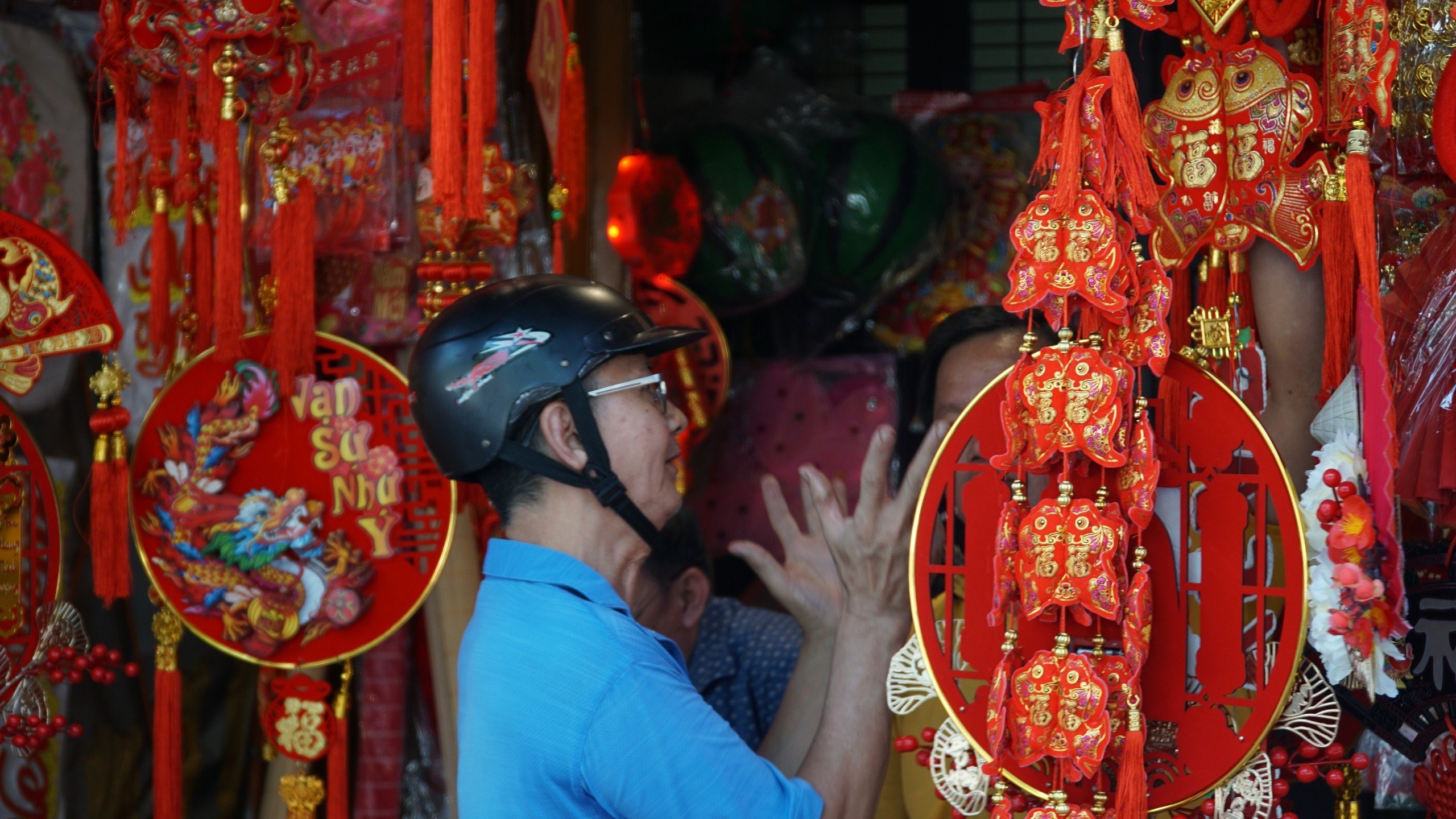 Rực rỡ sắc đỏ đồ trang trí Tết trên phố Hải Thượng Lãn Ông