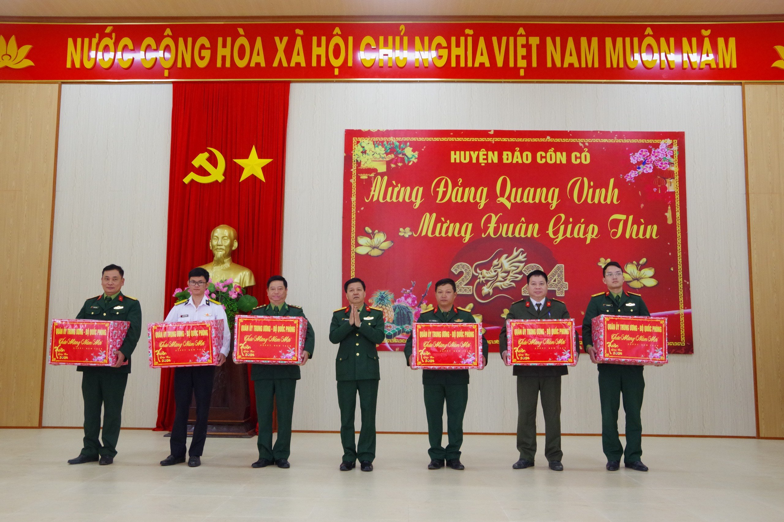 Thăm, tặng quà, chúc Tết cán bộ, quân và dân huyện đảo Cồn Cỏ