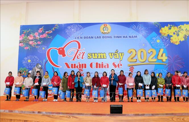 Trưởng Ban Dân vận Trung ương dự chương trình “Tết sum vầy - Xuân chia sẻ” tại Hà Nam