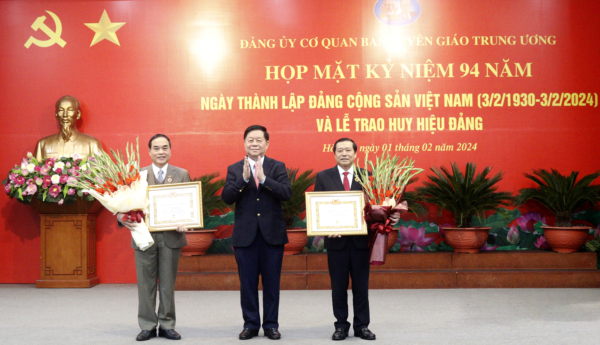 Ban Tuyên giáo Trung ương họp mặt kỷ niệm 94 năm Ngày thành lập Đảng và trao Huy hiệu Đảng