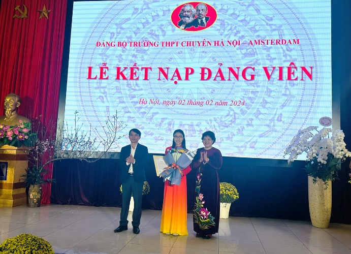 Trường THPT chuyên Hà Nội - Amsterdam có thêm một học sinh được kết nạp Đảng