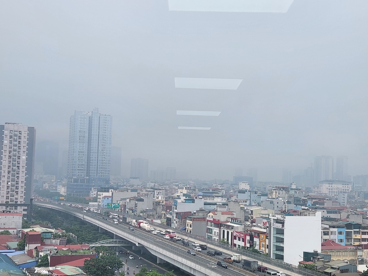 Hà Nội sáng mưa nhỏ và sương mù, trưa chiều hửng nắng