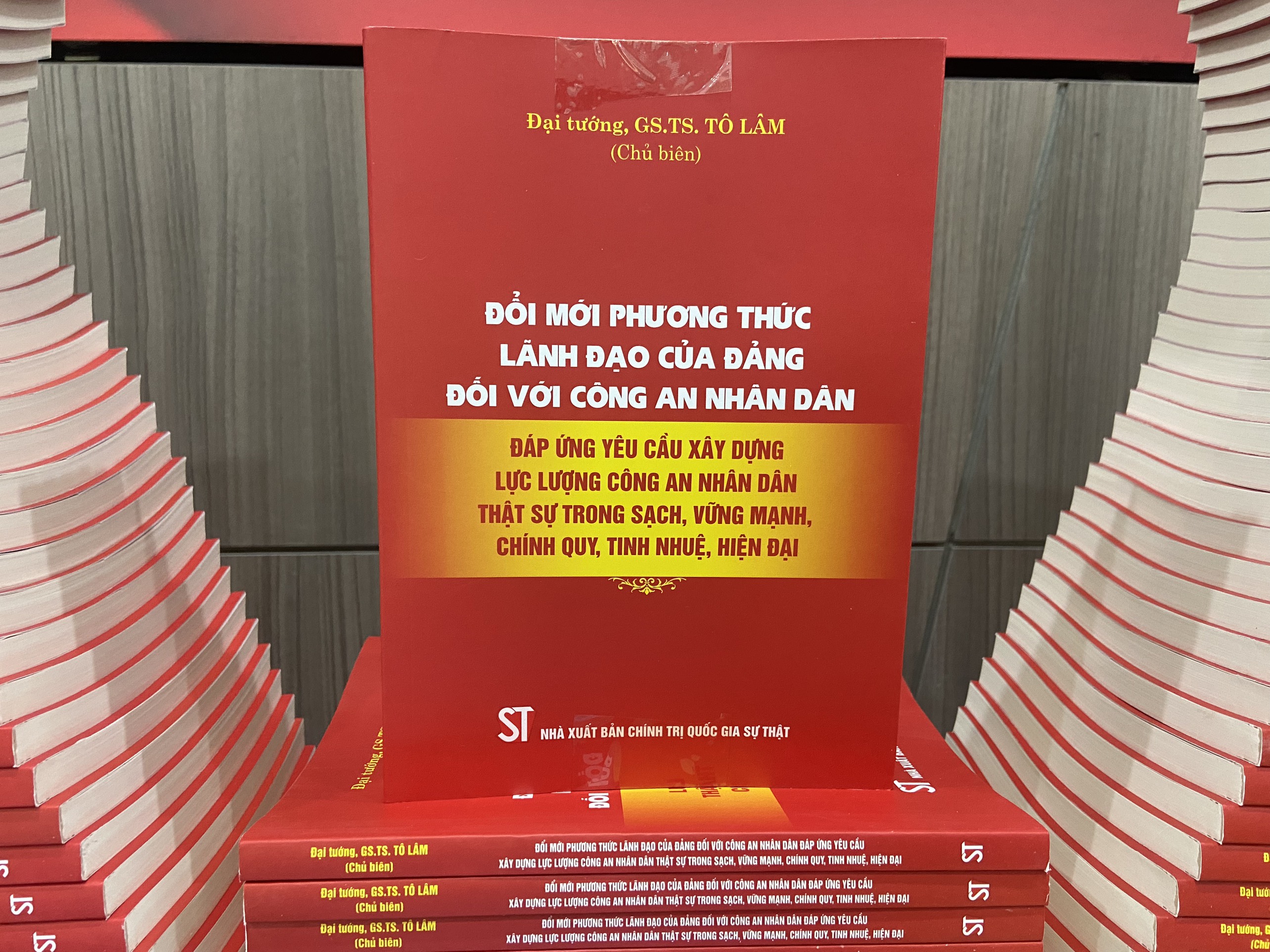 Ra mắt sách về đổi mới phương thức lãnh đạo của Đảng đối với Công an nhân dân
