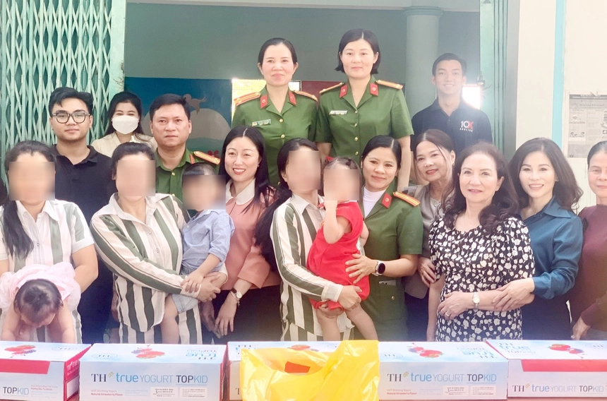 Thăm và tặng quà Tết cho con phạm nhân theo mẹ vào trại giam ở Bình Dương