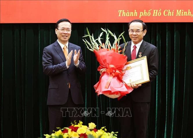 Chủ tịch nước trao Huy hiệu 45 năm tuổi Đảng cho Bí thư Thành ủy Thành phố Hồ Chí Minh