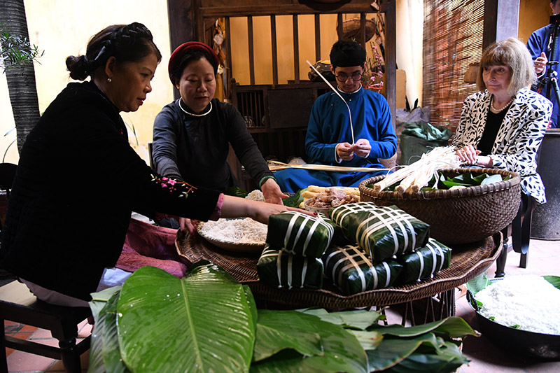 Đầm ấm gói bánh chưng Tết nơi phố cổ Hà Nội