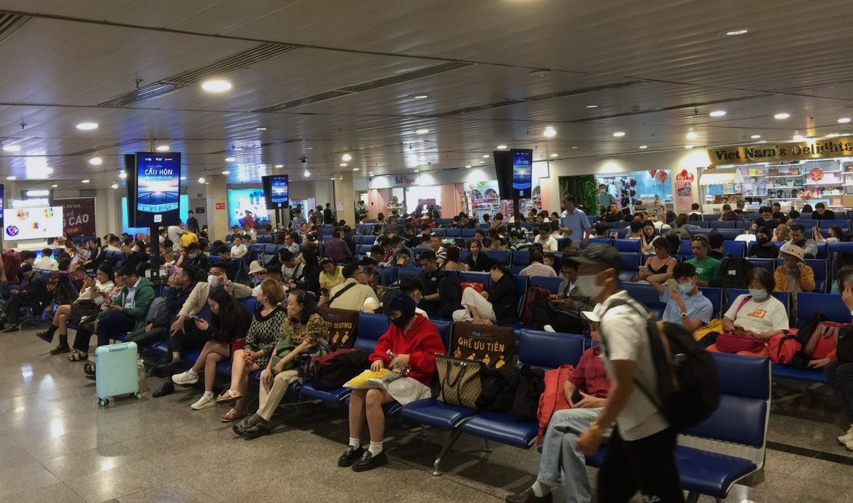 Cảng HKQT Tân Sơn Nhất phục vụ hơn 100 nghìn khách đi và đến