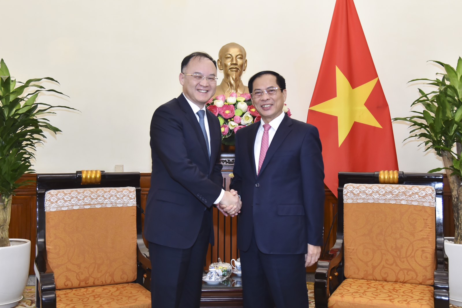 Bộ trưởng Ngoại giao Bùi Thanh Sơn tiếp Trợ lý Bộ trưởng Ngoại giao Trung Quốc