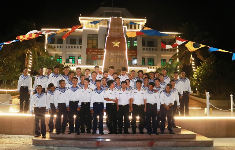 Tàu ra, Trường Sa vào Tết