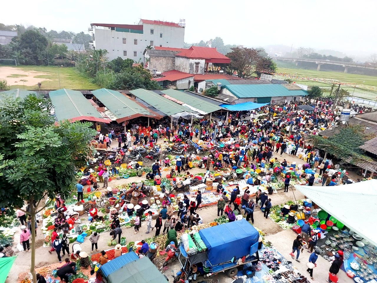 Dập dìu chợ quê ngày Tết