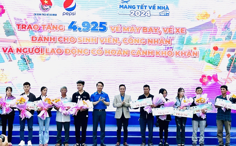 “Mang Tết về nhà” hỗ trợ sinh viên, người lao động khó khăn
