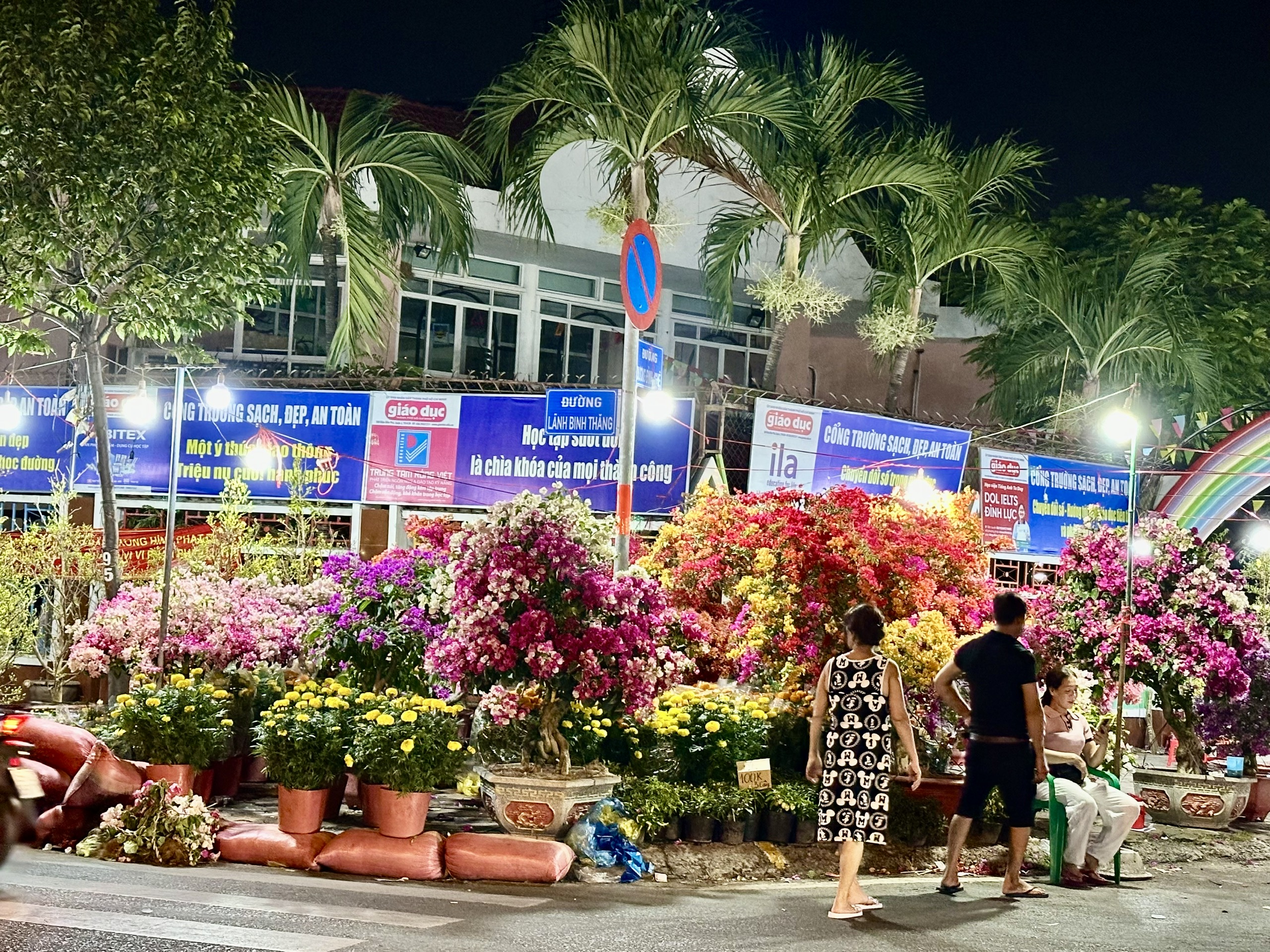 Chợ hoa nhộn nhịp ngày cận Tết