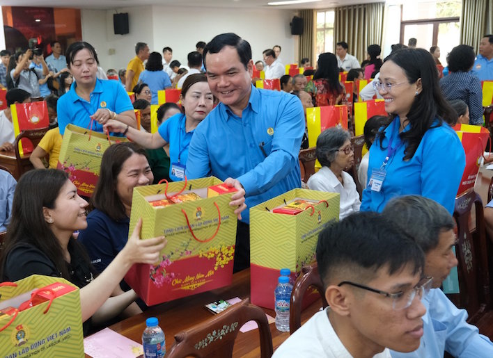 Thăm, tặng quà gần 7 2 triệu lượt đoàn viên, công nhân lao động