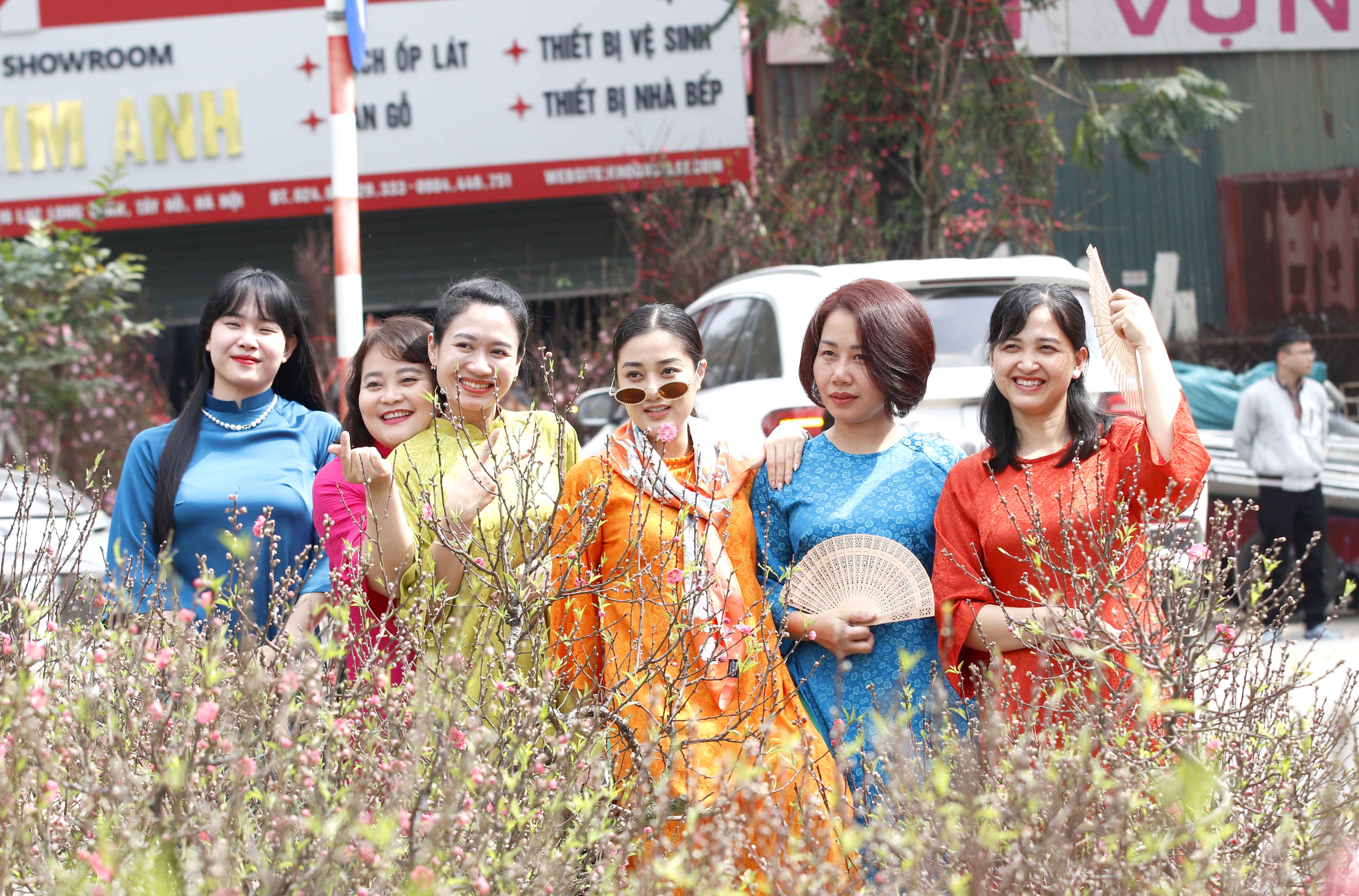 Sắc xuân rộn ràng trên khắp phố phường Hà Nội