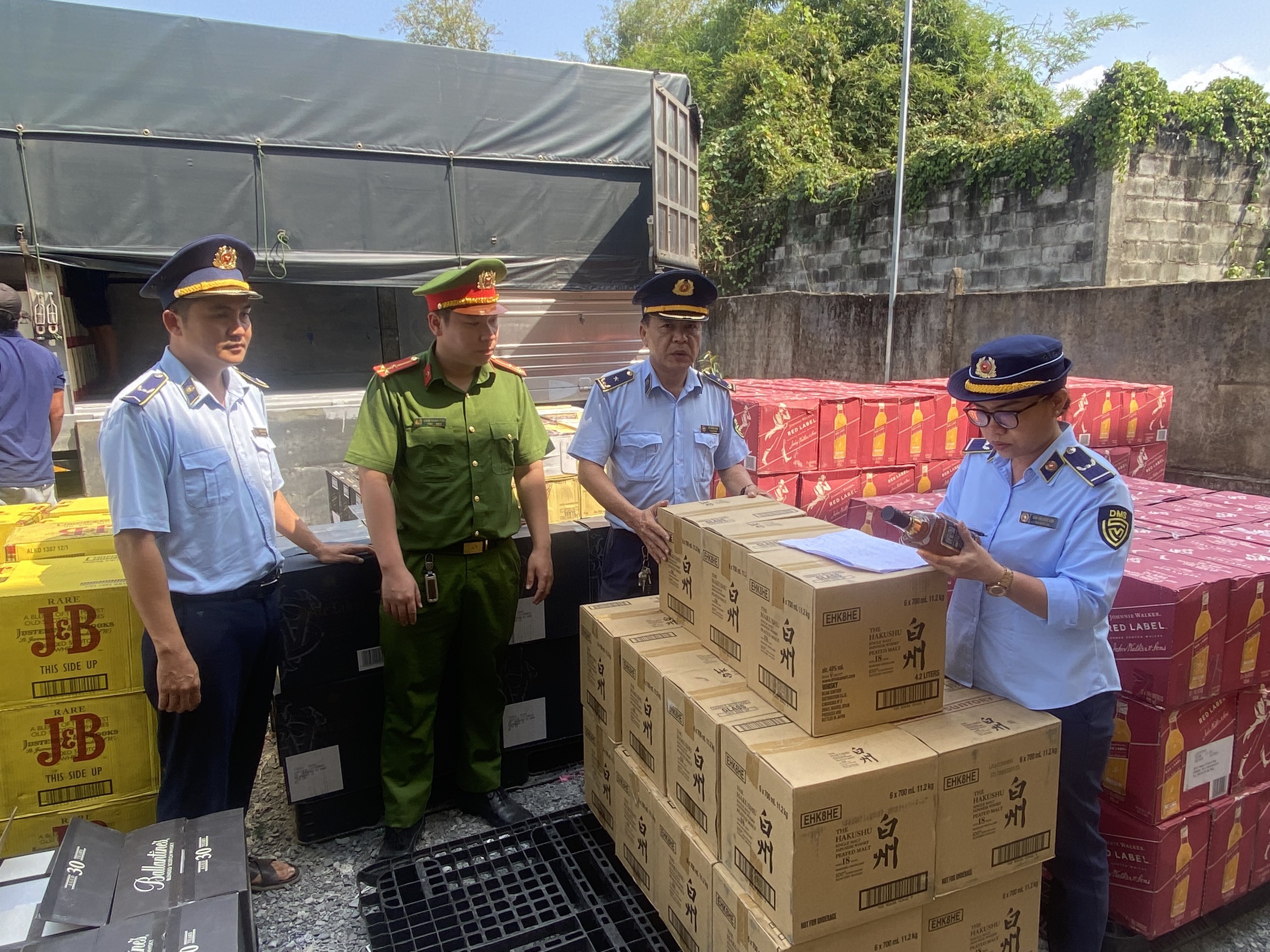 Bình Dương Phát hiện trên 15 000 chai rượu ngoại có dấu hiệu nhập lậu