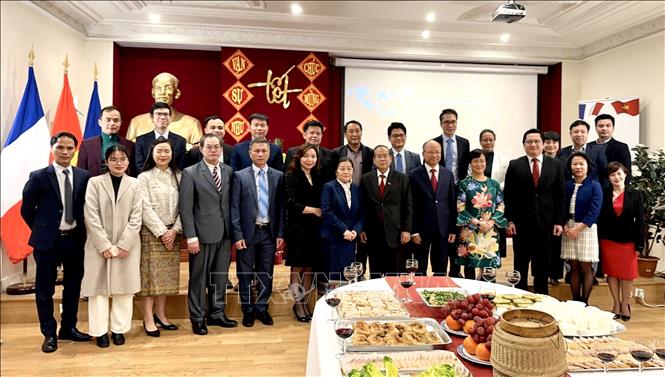 Ấm áp tình hữu nghị giữa đại sứ quán Việt Nam và Lào tại Pháp