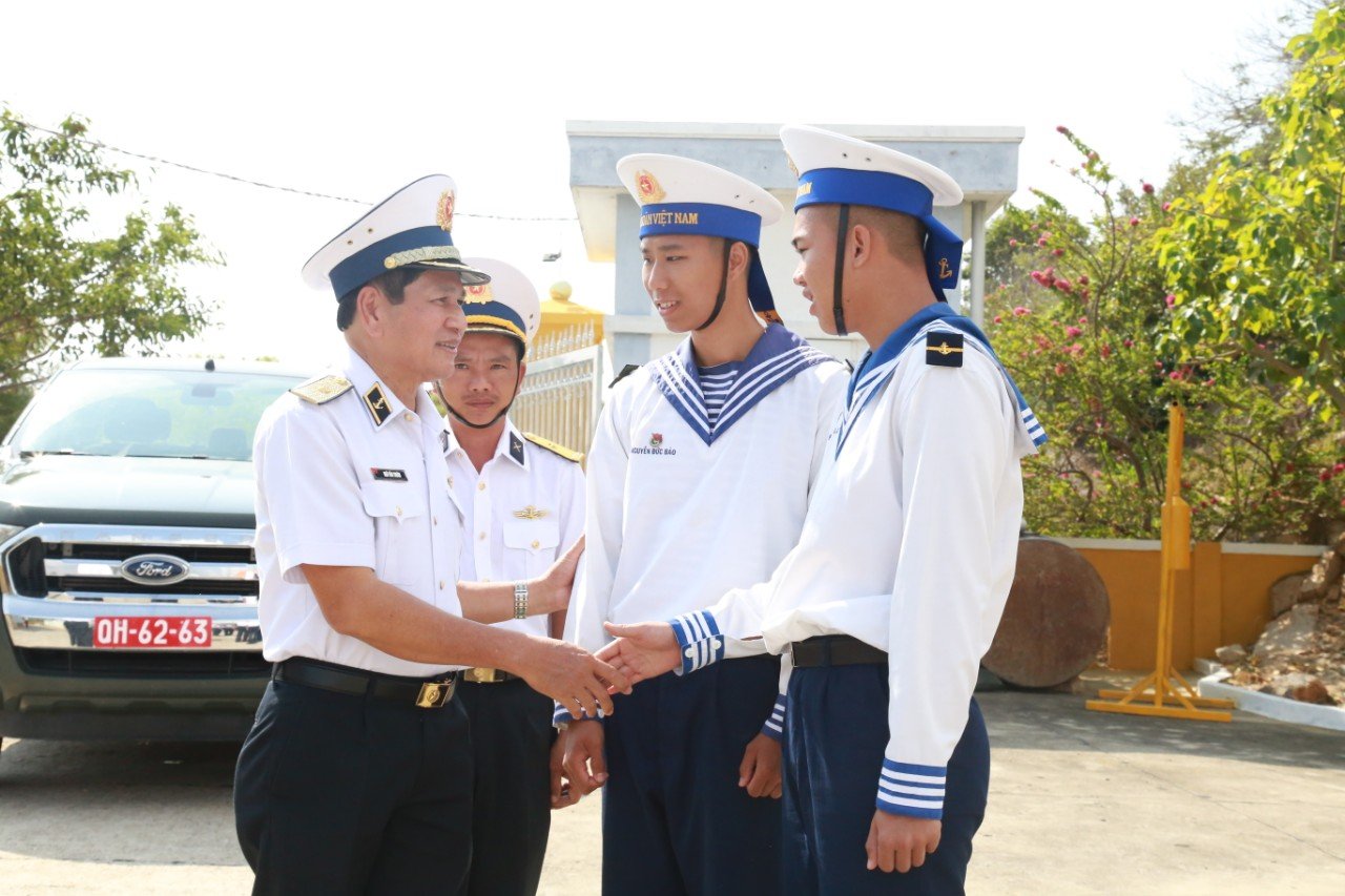 Cán bộ, chiến sĩ trên đảo Bình Ba vui xuân không quên nhiệm vụ