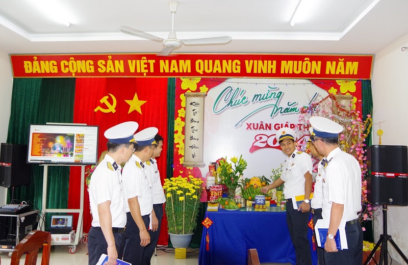 Đón xuân Giáp Thìn của Vùng 2 Hải quân