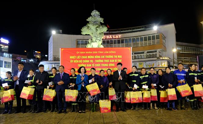 Thường trực Ban Bí thư Trương Thị Mai chúc Tết công nhân môi trường tại Đà Lạt