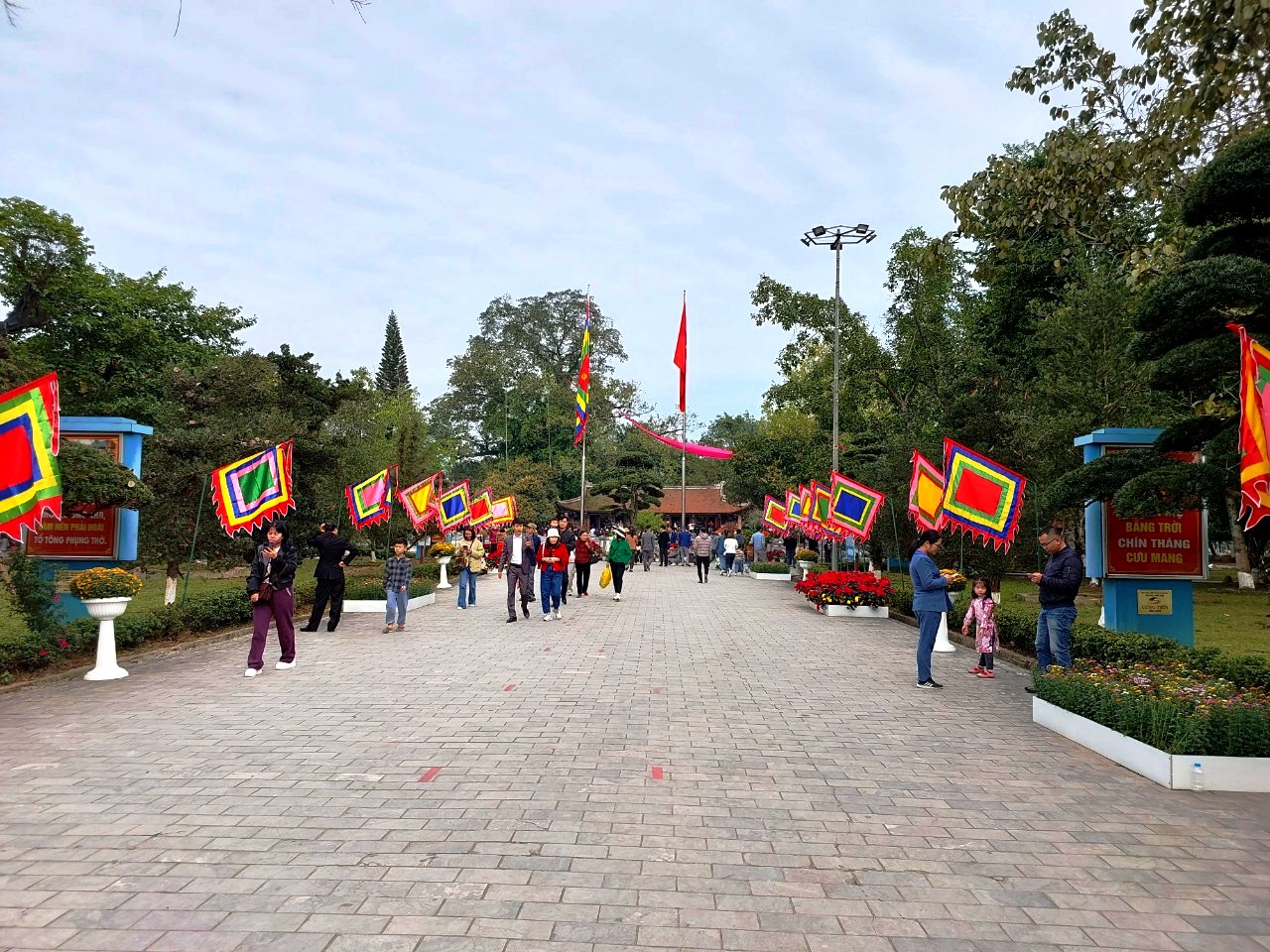 Du xuân đền thờ Tổ Mẫu Âu Cơ