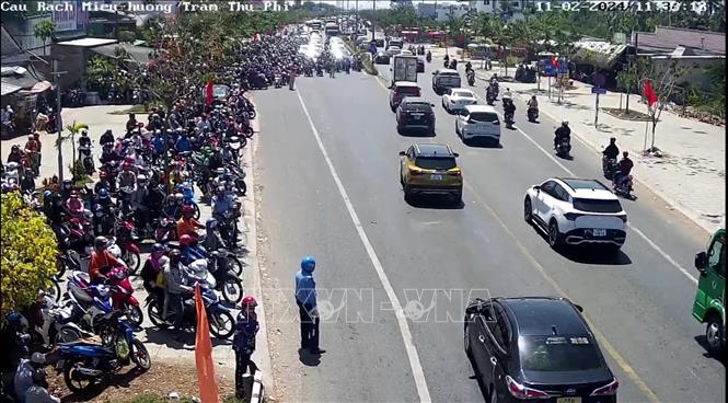 Sáng mùng 2 Tết, cầu Rạch Miễu lại tê liệt