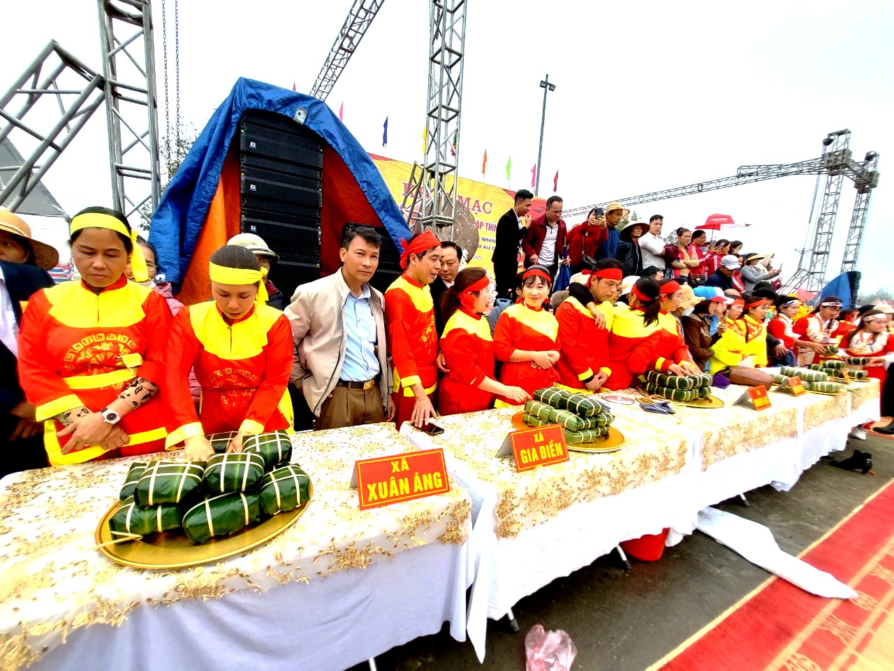 Sôi nổi Hội thi gói bánh chưng, giã bánh dày tại Lễ hội đền Tổ Mẫu Âu Cơ